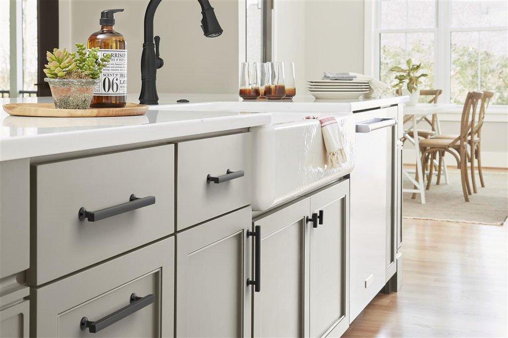 EVERETT 1-3/4 44 MM LENGTH MATTE BLACK CABINET KNOB 