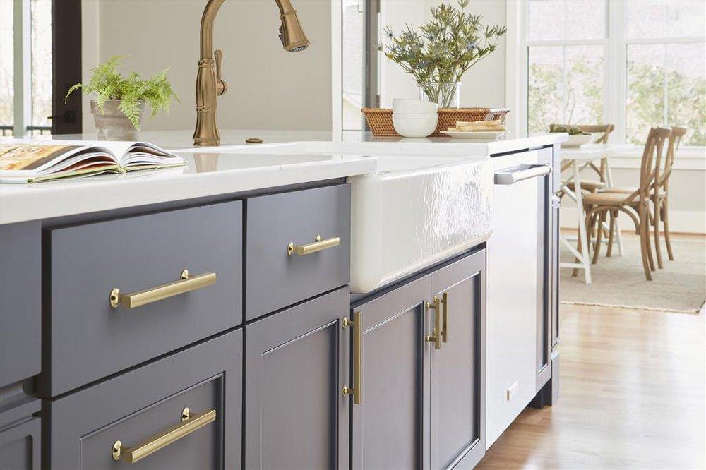 EVERETT 7-9/16 192 MM CENTER-TO-CENTER GOLDEN CHAMPAGNE CABINET PULL 