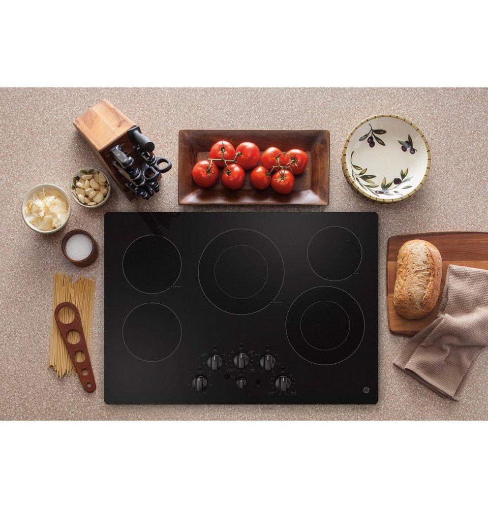 GE&reg; Black 5-Element Radiant Cooktop 