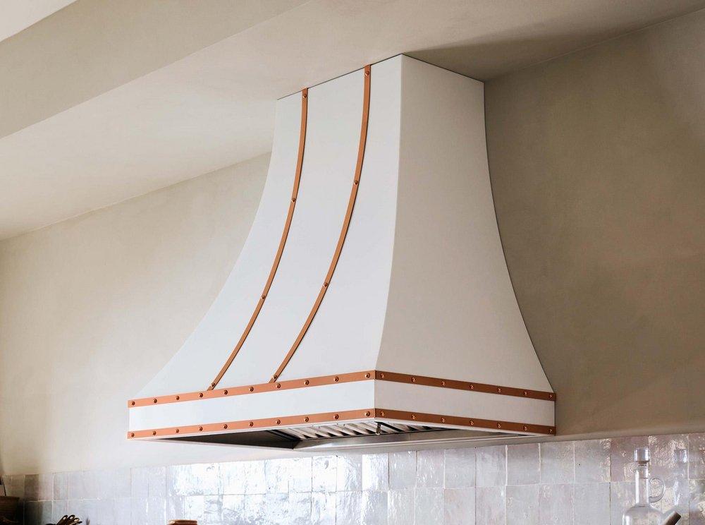 36 RIDGELINE WALL HOOD W/ DESIGNER METAL STRAPPING AND RIVETS. 600 CFM INTERNAL BLOWER INCLUDED. BODY FINISH SPECIALTY PAINT FINISH SPECIFY RAL # MATTE / TEXTURE FINISH OR PRECIOUS METALS - 