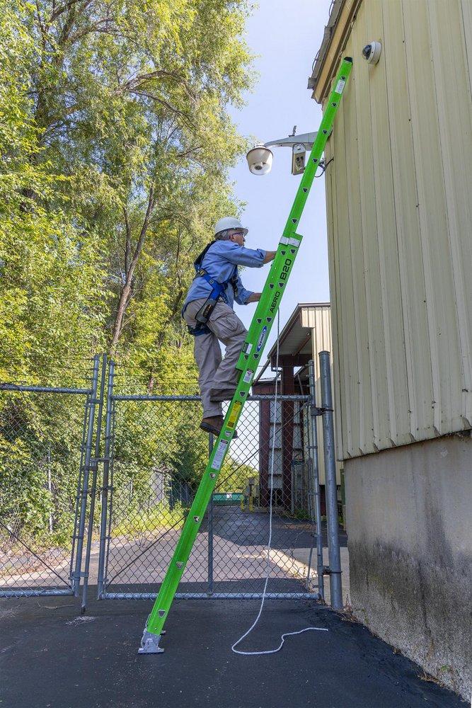 Werner Ladder Safety Green Fiberglass 375 lb. Extension Ladder 