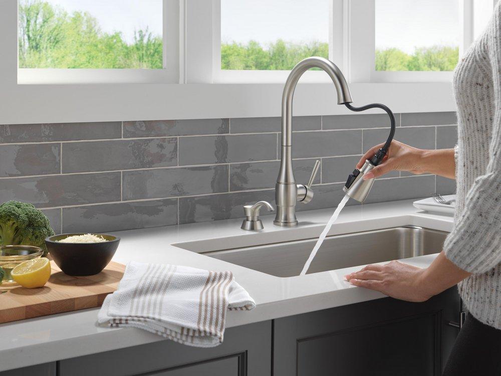 Delta Faucet SpotShield Stainless Single Handle Pull Down Kitchen Faucet 