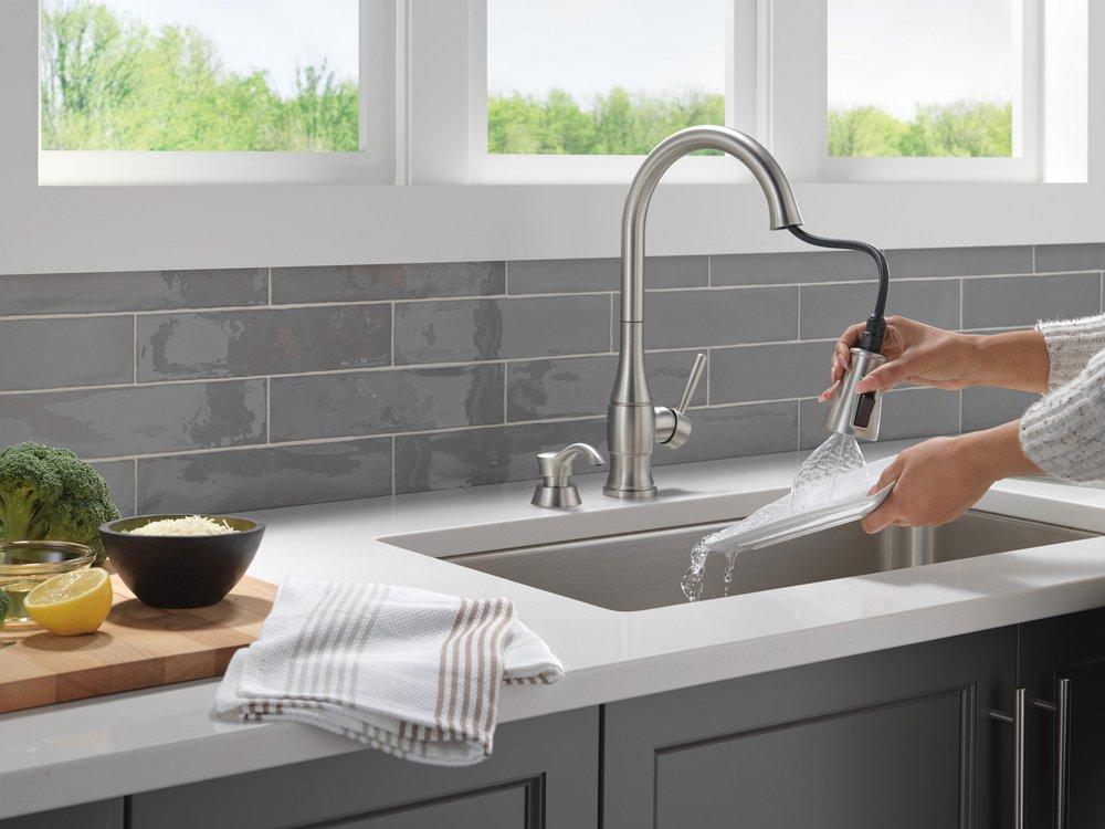 Delta Faucet SpotShield Stainless Single Handle Pull Down Kitchen Faucet 