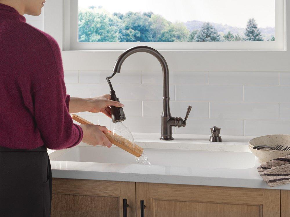 DELTA CAPERTEE: SINGLE HANDLE PULL-DOWN KITCHEN FAUCET WITH SOAP DISPENSER AND SHIELDSPRAY TECHNOLOGY 