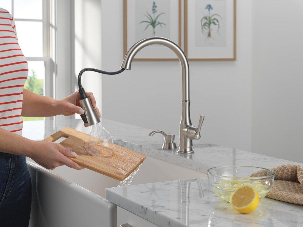 DELTA CAPERTEE: SINGLE HANDLE PULL-DOWN KITCHEN FAUCET WITH SOAP DISPENSER AND SHIELDSPRAY TECHNOLOGY 