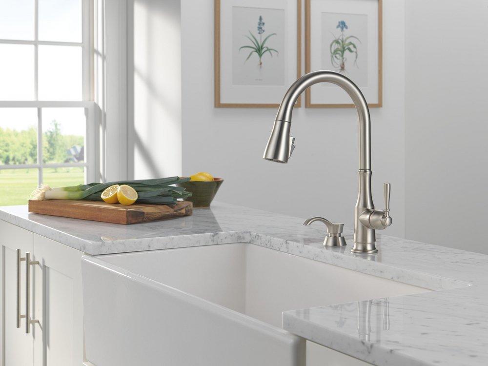 Delta Faucet SpotShield Stainless Single Handle Pull Down Kitchen Faucet 