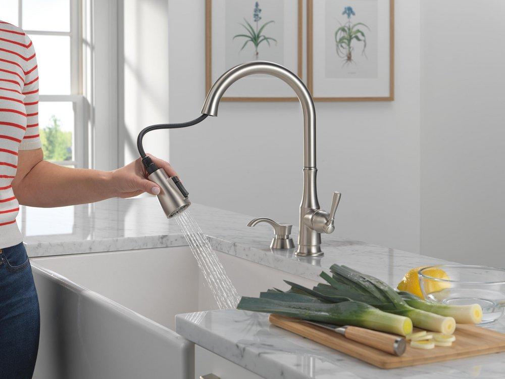 Delta Faucet SpotShield Stainless Single Handle Pull Down Kitchen Faucet 