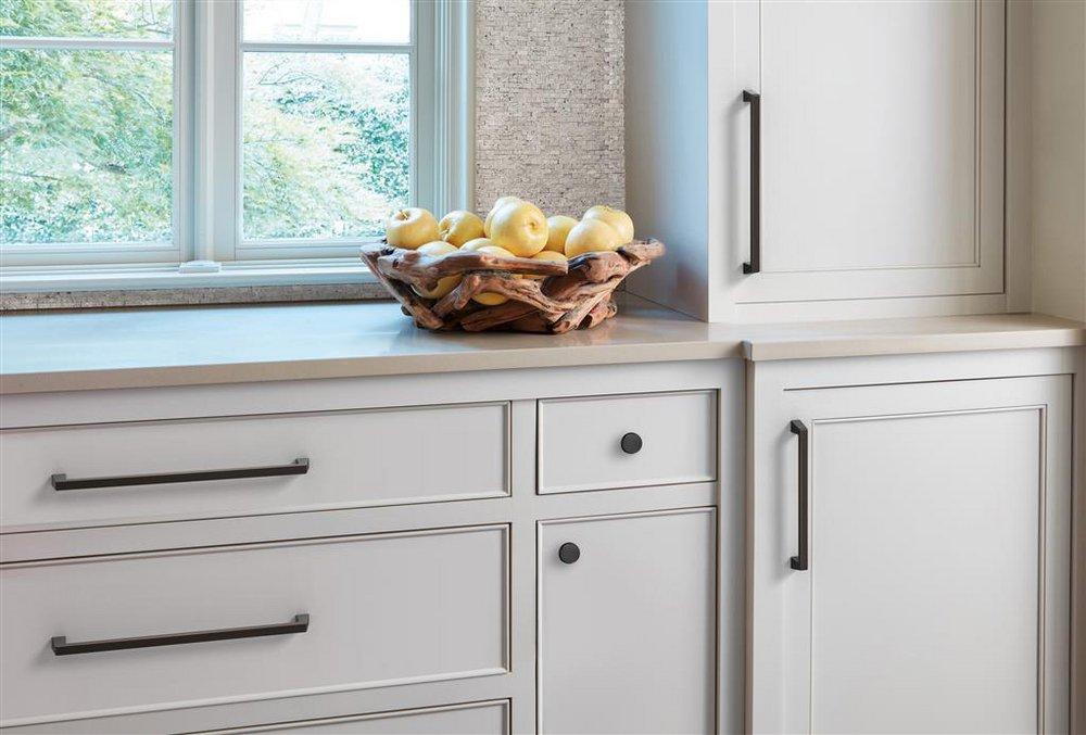 BLACKROCK 10-1/16 IN 256MM CENTER-TO-CENTER OIL RUBBED BRONZE CABINET PULL 