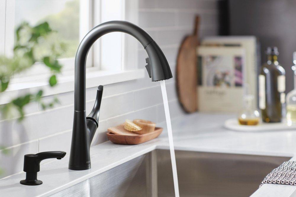 Peerless&reg; Matte Black Single Handle Pull Down Kitchen Faucet 