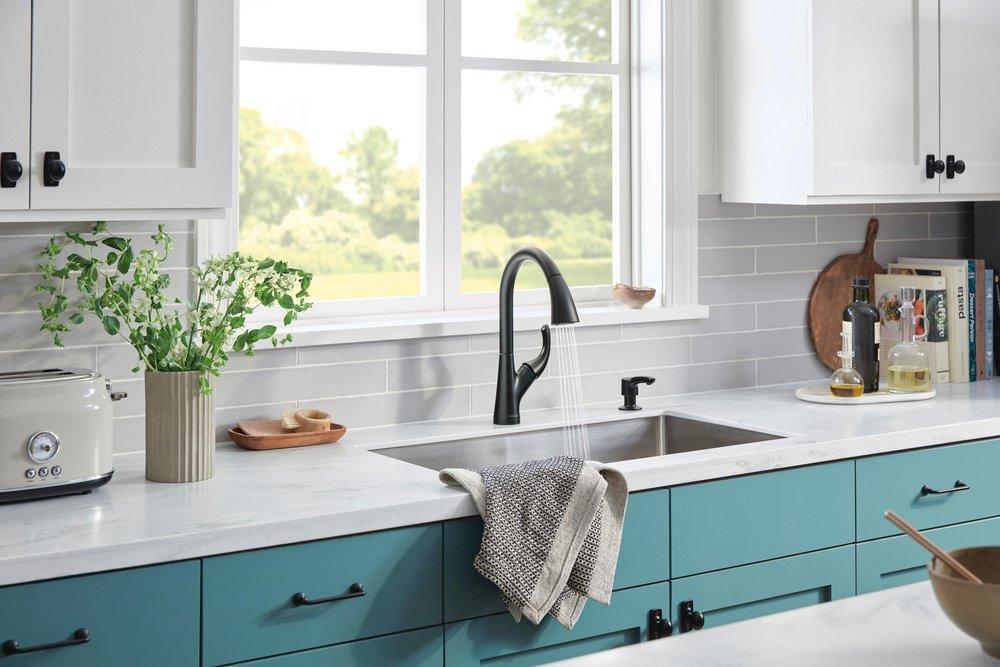 Peerless&reg; Matte Black Single Handle Pull Down Kitchen Faucet 