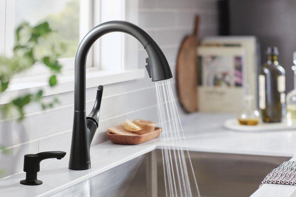 Peerless&reg; Matte Black Single Handle Pull Down Kitchen Faucet 