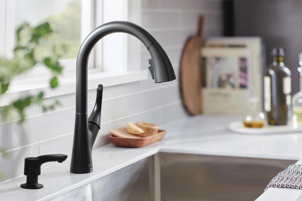 Peerless&reg; Matte Black Single Handle Pull Down Kitchen Faucet 