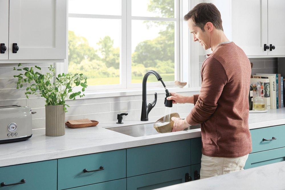Peerless&reg; Matte Black Single Handle Pull Down Kitchen Faucet 