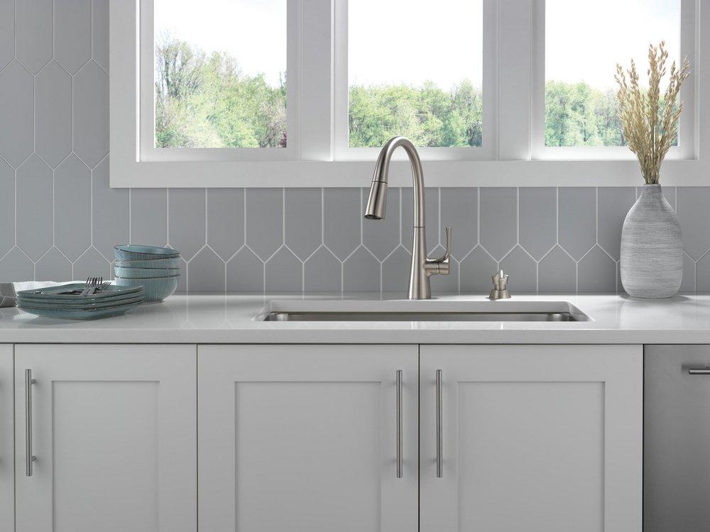 Delta Faucet SpotShield&reg; Stainless Single Handle Pull Down Kitchen Faucet 