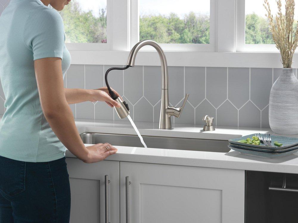 Delta Faucet SpotShield&reg; Stainless Single Handle Pull Down Kitchen Faucet 