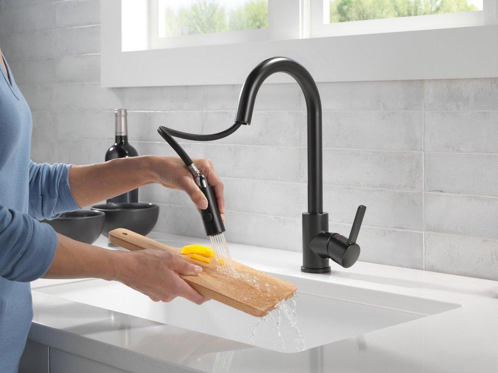 Single Handle Pull Down Kitchen Faucet in Matte Black 