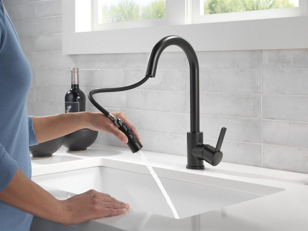 Single Handle Pull Down Kitchen Faucet in Matte Black 