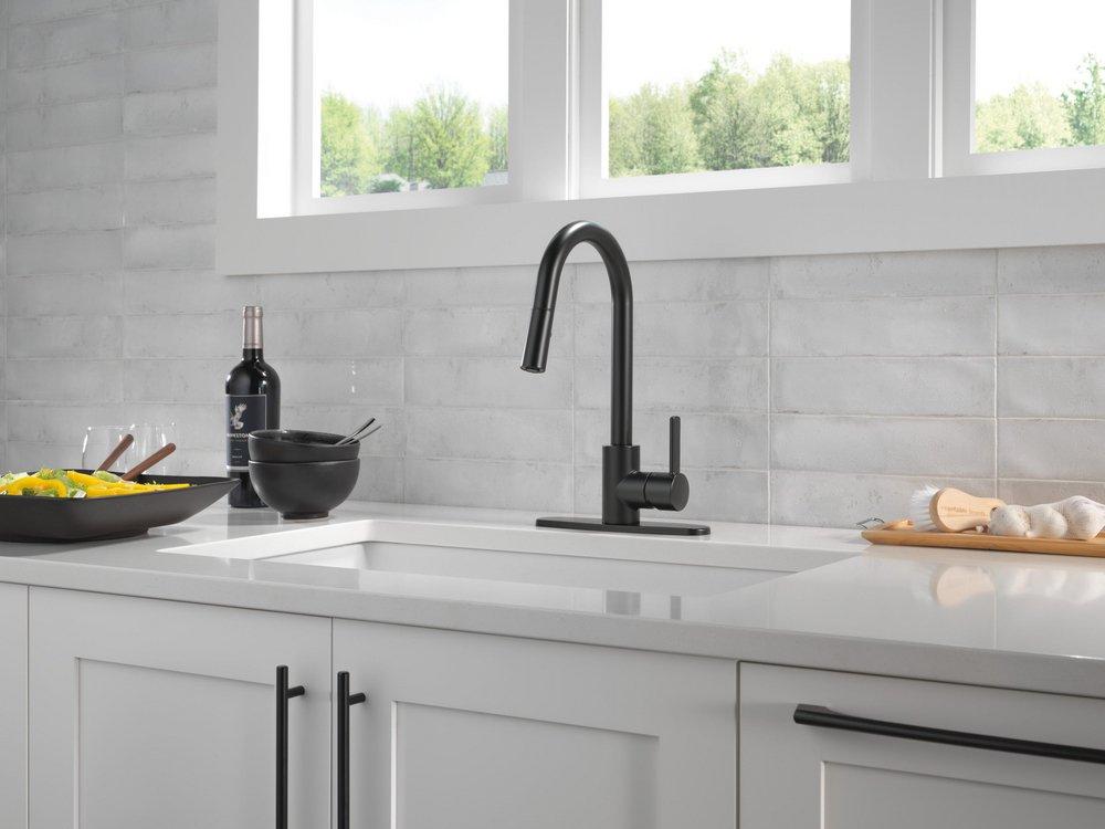 Single Handle Pull Down Kitchen Faucet in Matte Black 