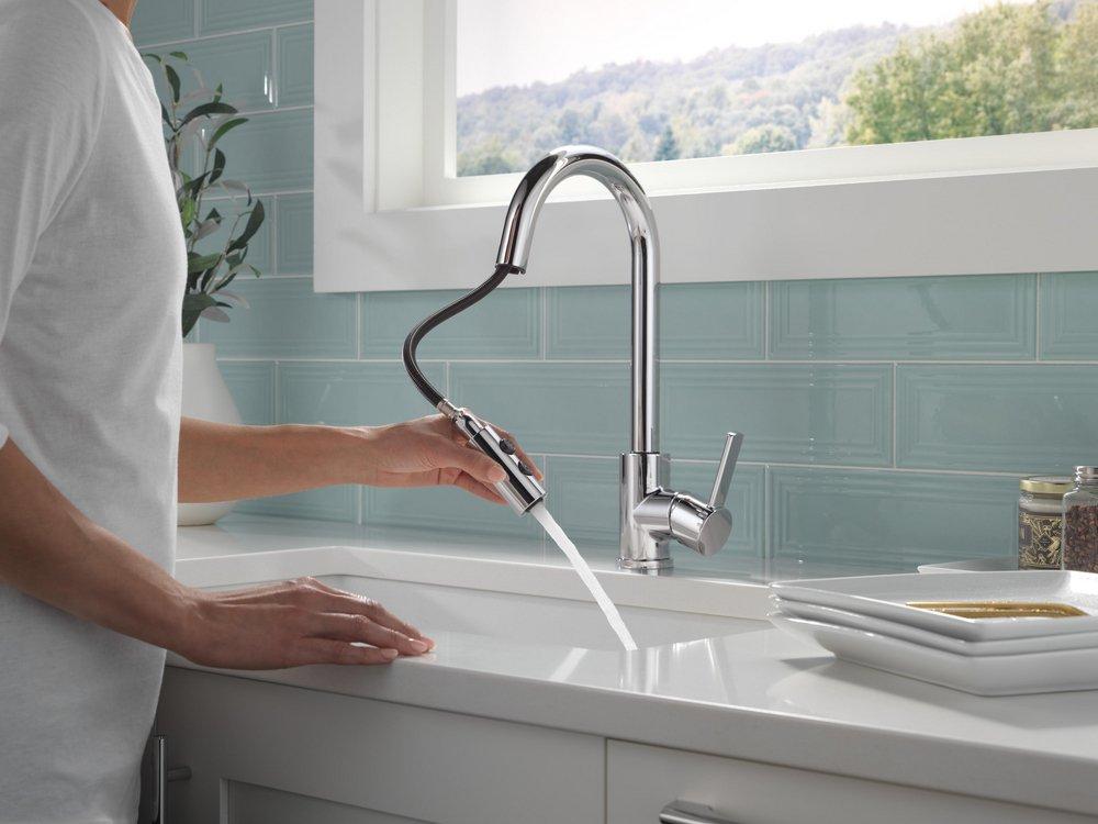 Single Handle Pull Down Kitchen Faucet in Chrome 