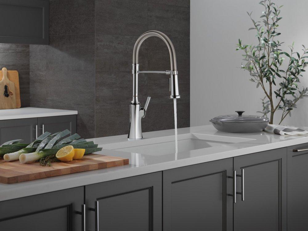 Single Handle Pull Down Kitchen Faucet in Chrome 
