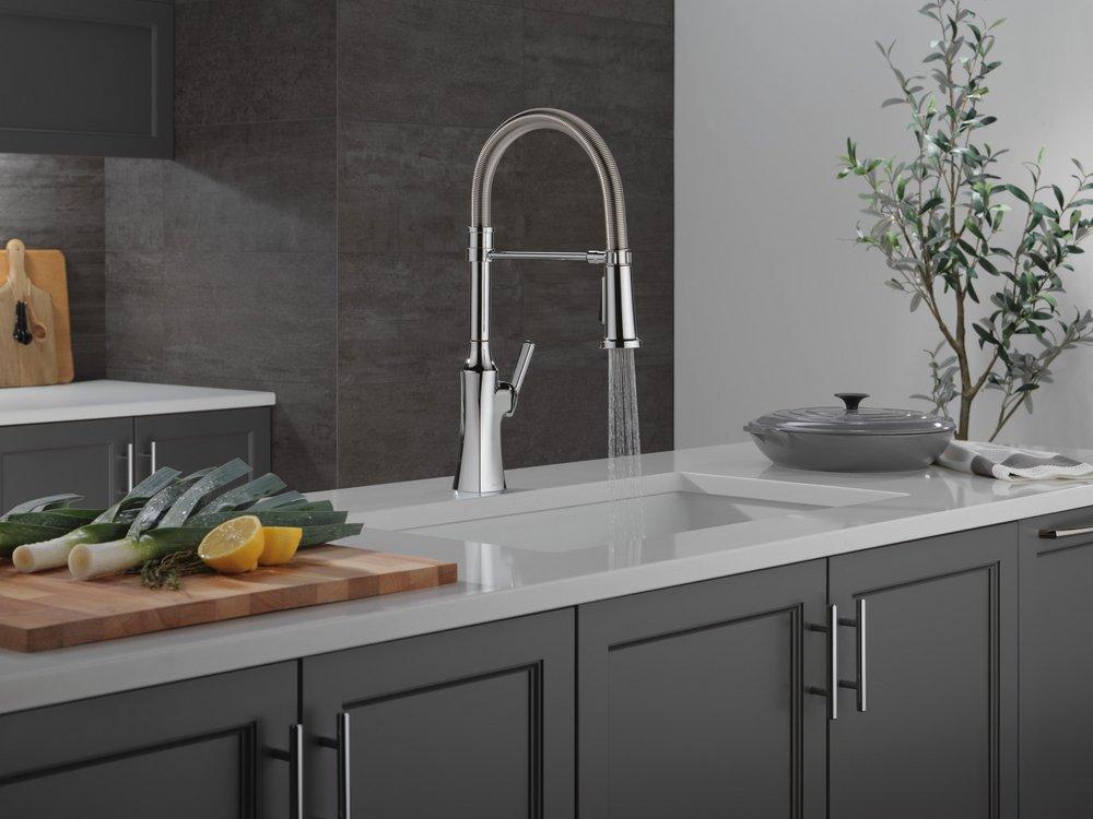 Single Handle Pull Down Kitchen Faucet in Chrome 