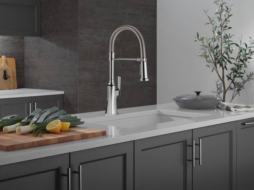 Single Handle Pull Down Kitchen Faucet in Chrome 