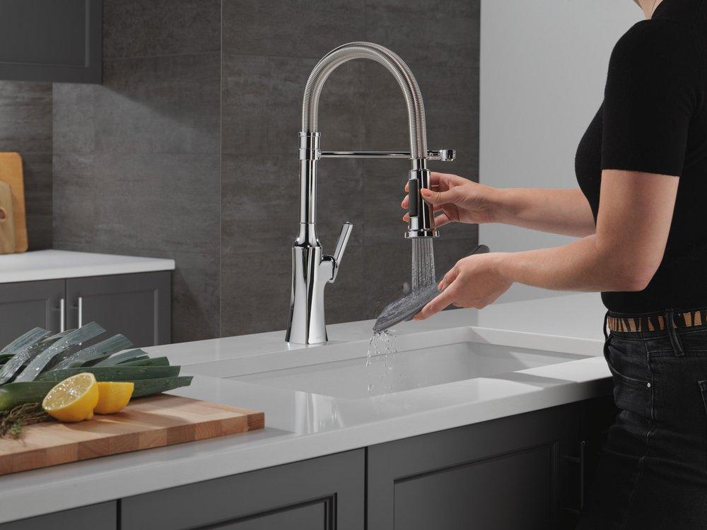 Single Handle Pull Down Kitchen Faucet in Chrome 