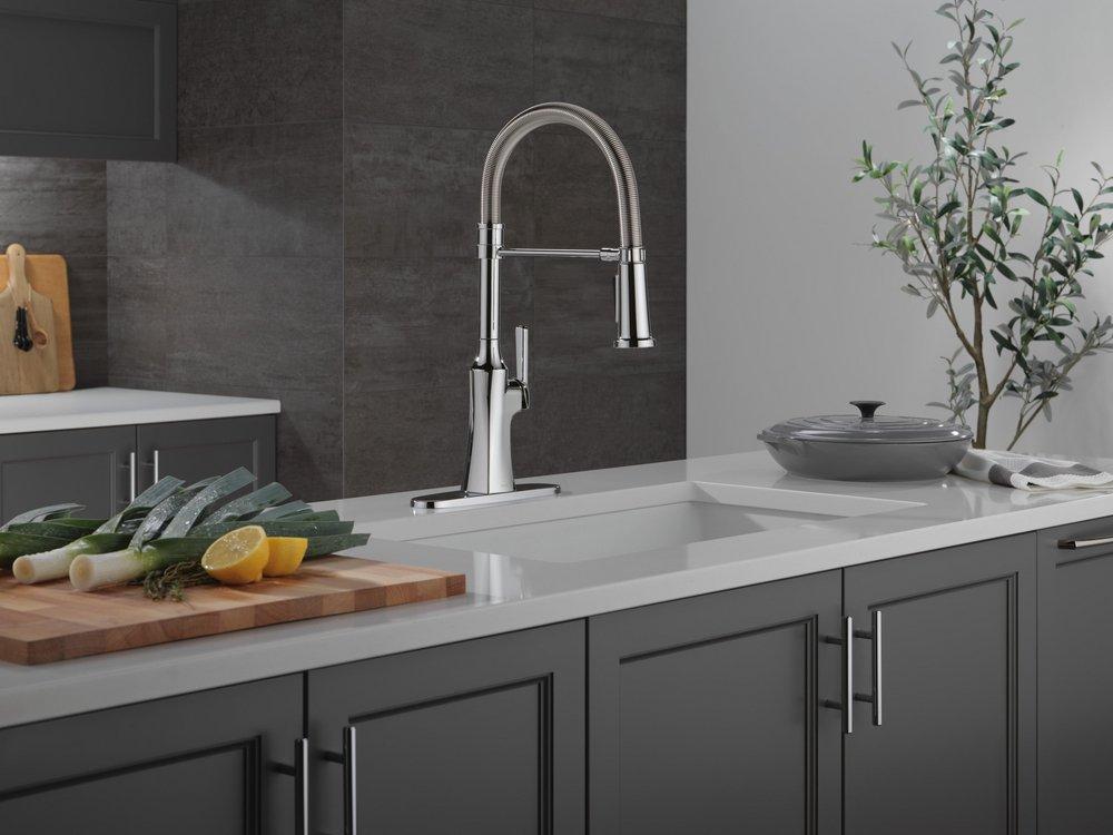 Single Handle Pull Down Kitchen Faucet in Chrome 