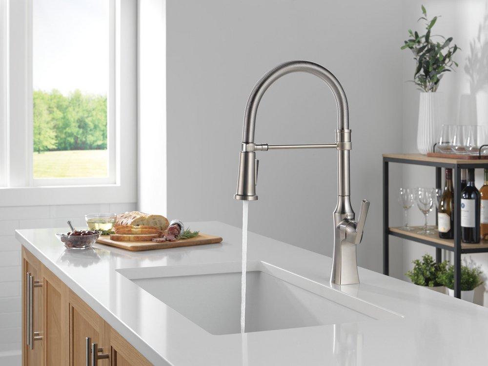 Single Handle Pull Down Kitchen Faucet in Stainless 