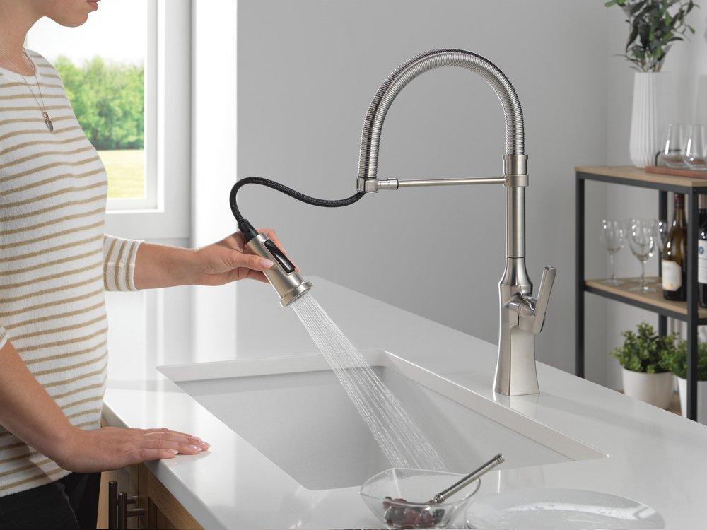Single Handle Pull Down Kitchen Faucet in Stainless 