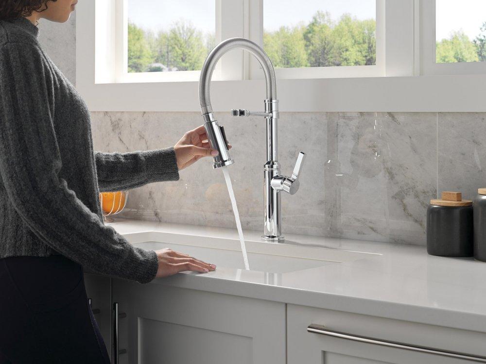 Single Handle Pull Down Kitchen Faucet with Side Spray in Chrome 