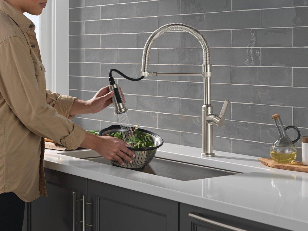 Single Handle Pull Down Kitchen Faucet with Side Spray in Brilliance&reg; Stainless 