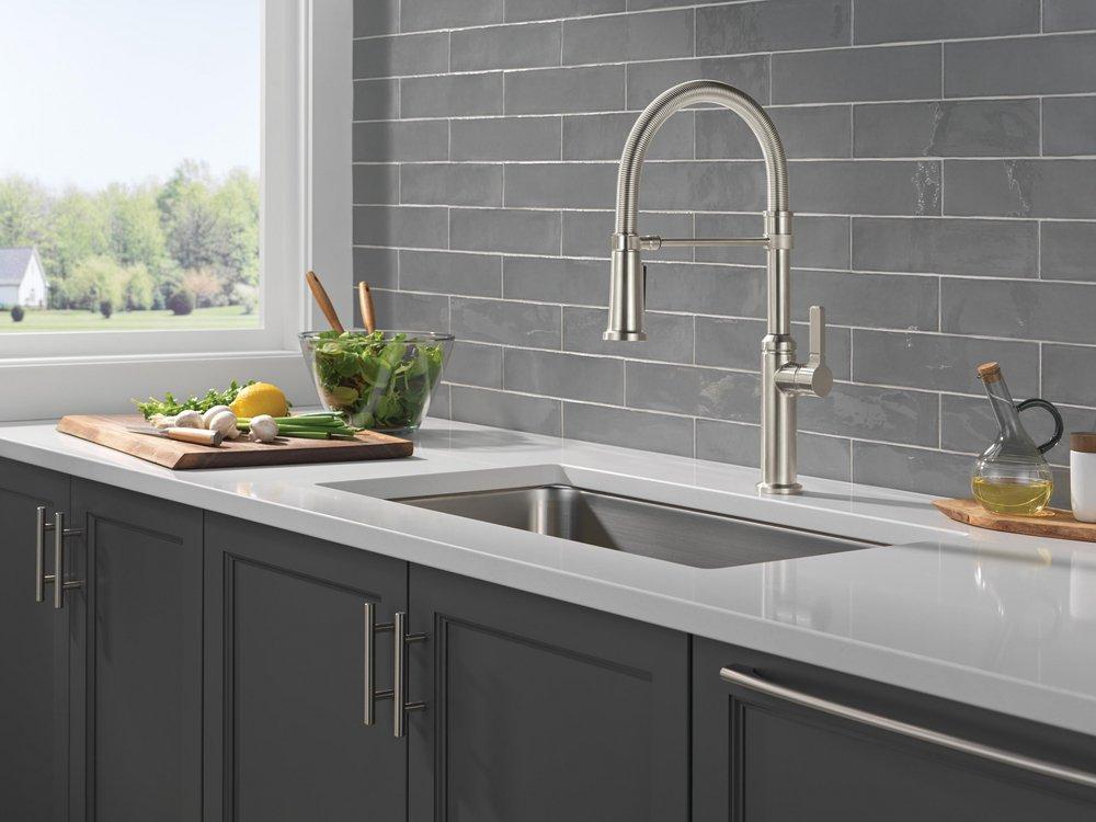 Single Handle Pull Down Kitchen Faucet with Side Spray in Brilliance&reg; Stainless 
