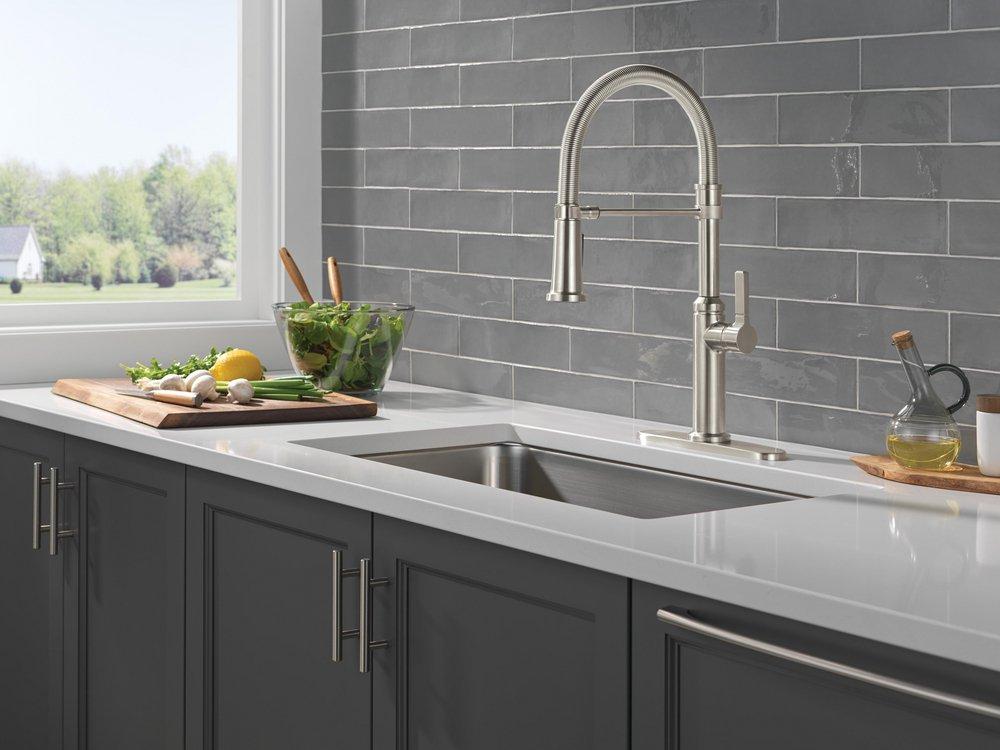 Single Handle Pull Down Kitchen Faucet with Side Spray in Brilliance&reg; Stainless 