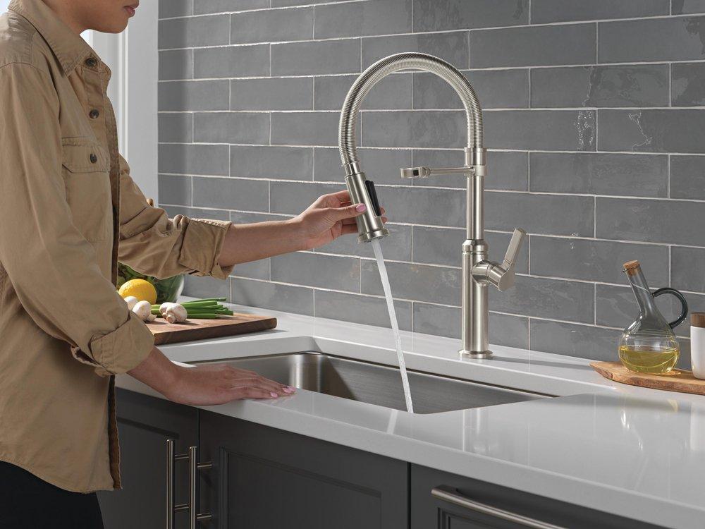 Single Handle Pull Down Kitchen Faucet with Side Spray in Brilliance&reg; Stainless 