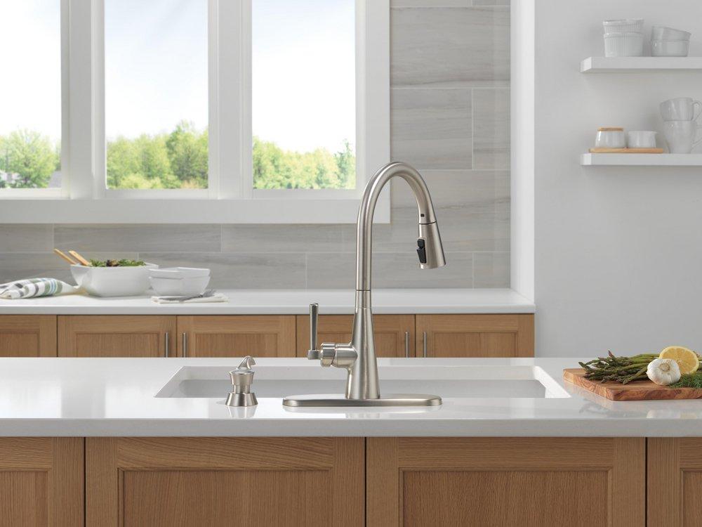Single Handle Pull Down Kitchen Faucet in SpotShield&reg; Stainless 