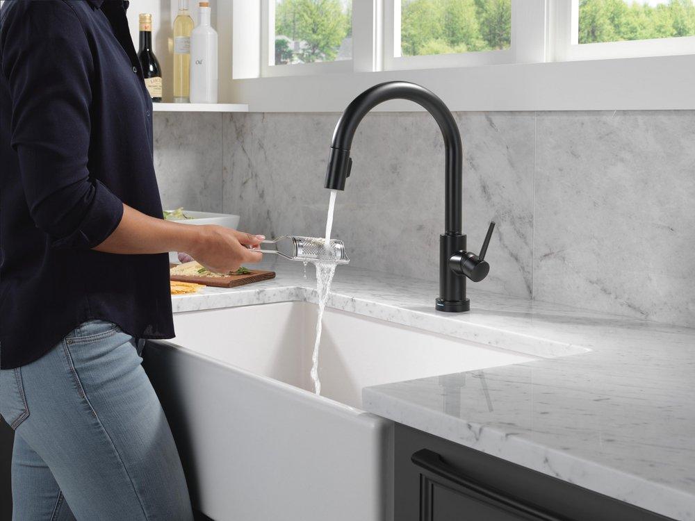 Single Handle Pull Down Touchless Kitchen Faucet with Touch and Voice Activation in Matte Black 