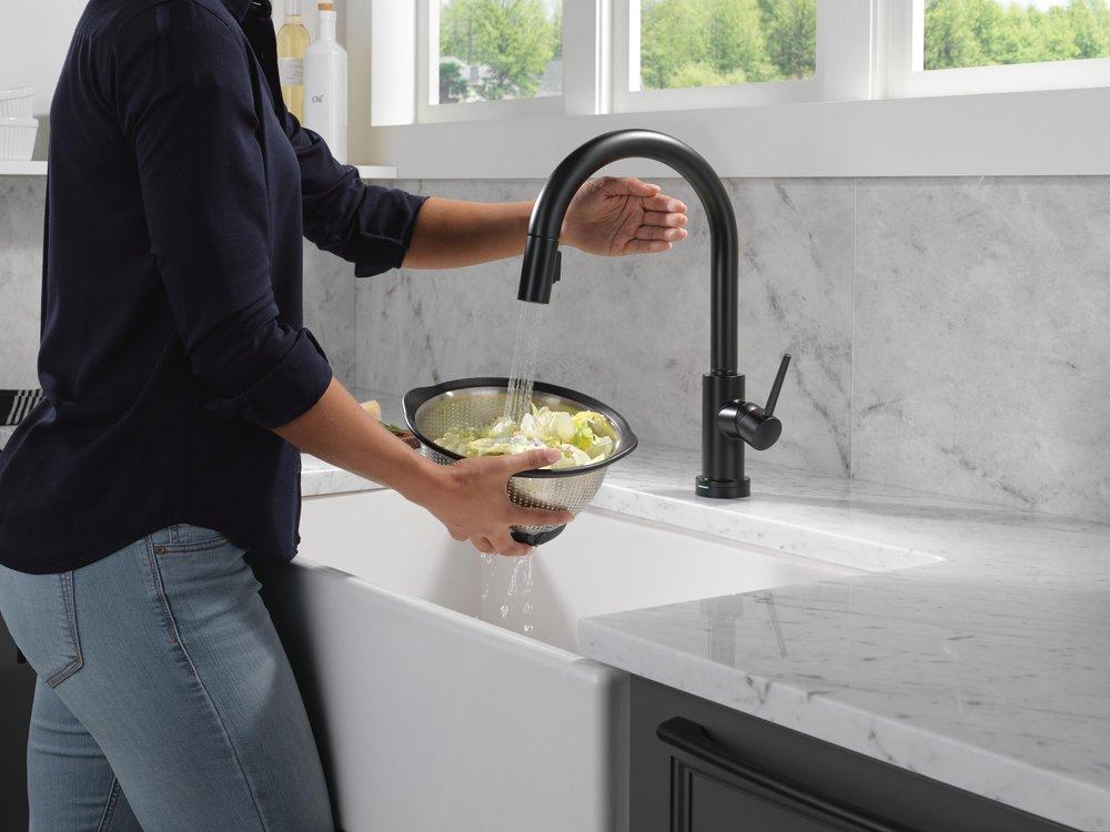 Single Handle Pull Down Touchless Kitchen Faucet with Touch and Voice Activation in Matte Black 