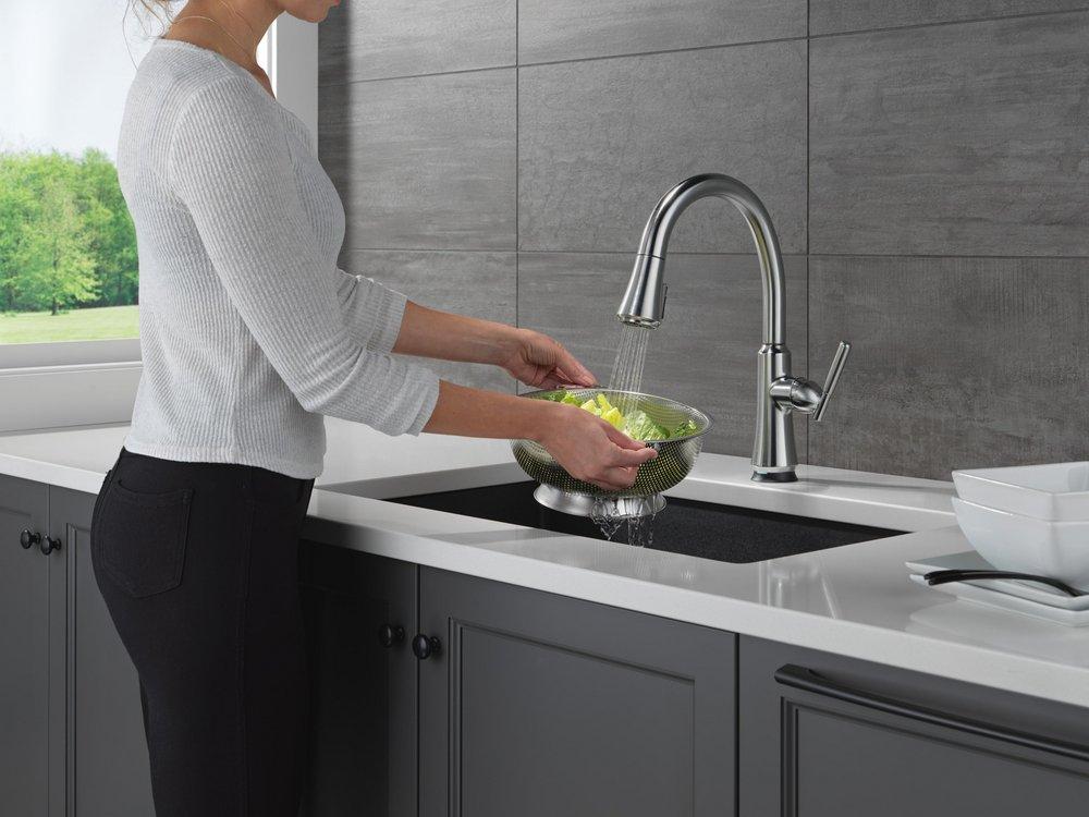 Single Handle Pull Down Touchless Kitchen Sink Faucet in Arctic Stainless 