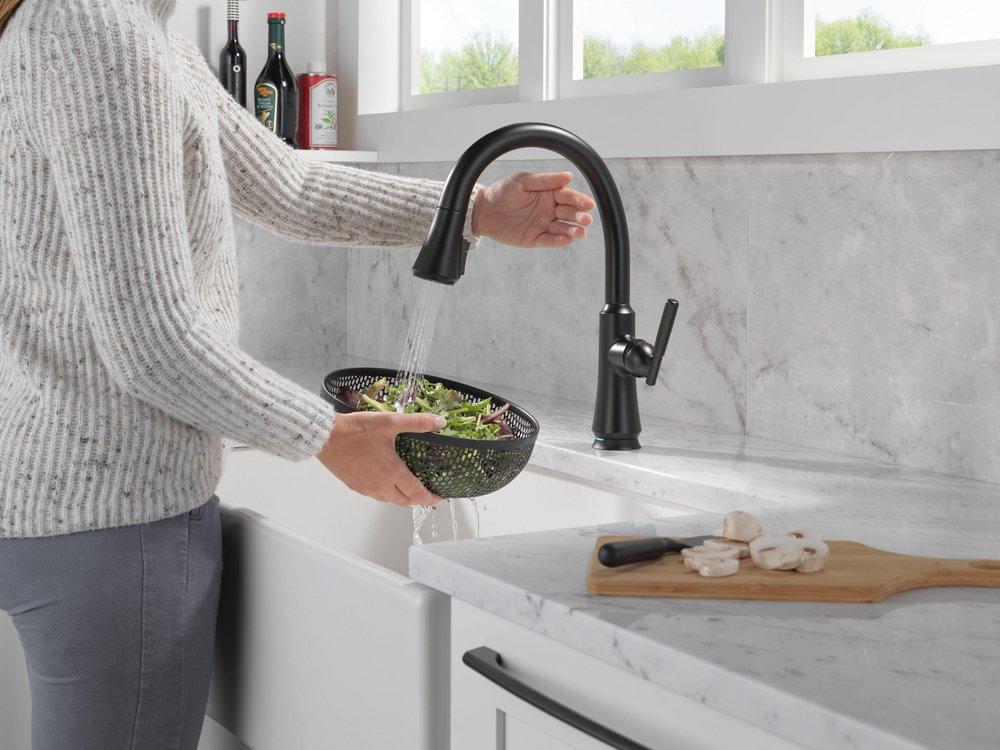 Single Handle Pull Down Touchless Kitchen Faucet with Touch and Voice Activation in Matte Black 