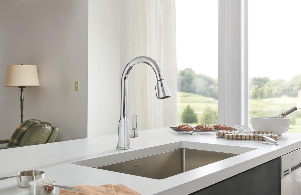 Single Handle Pull Down Kitchen Faucet in Chrome 