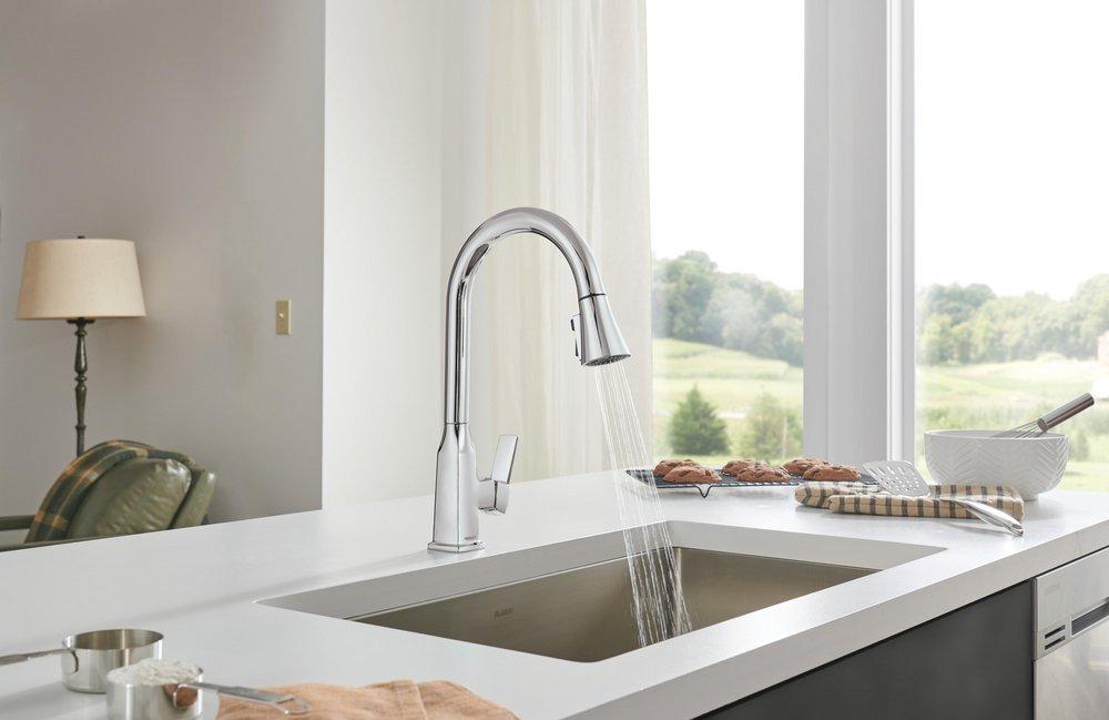 Single Handle Pull Down Kitchen Faucet in Chrome 