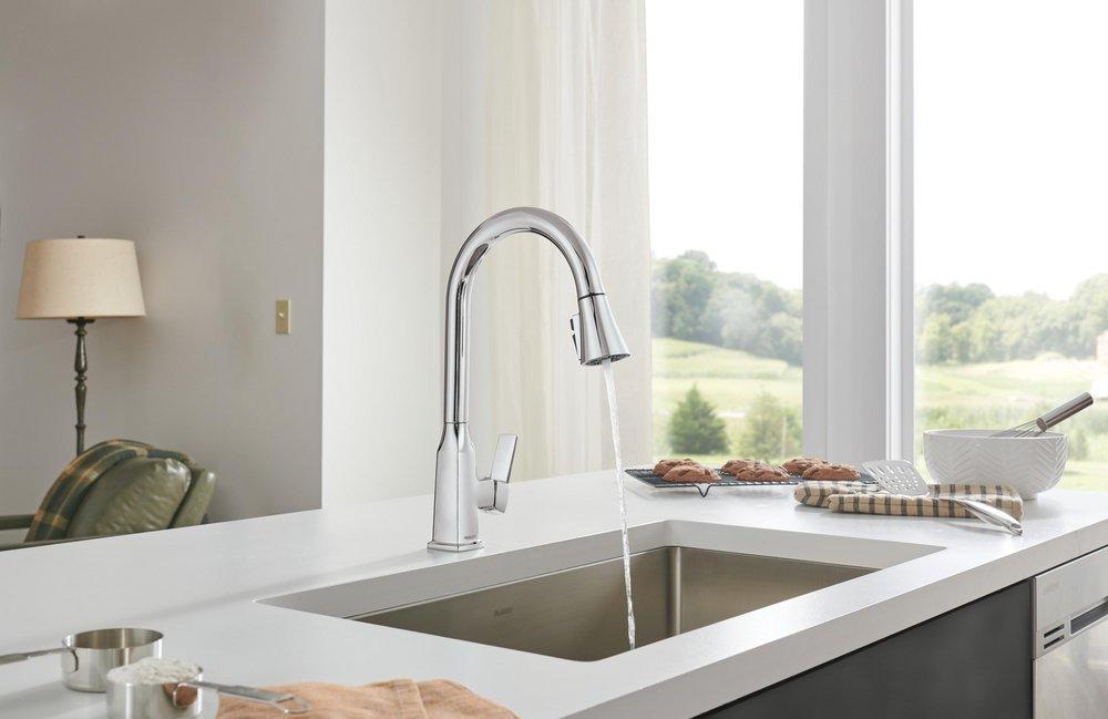 Single Handle Pull Down Kitchen Faucet in Chrome 