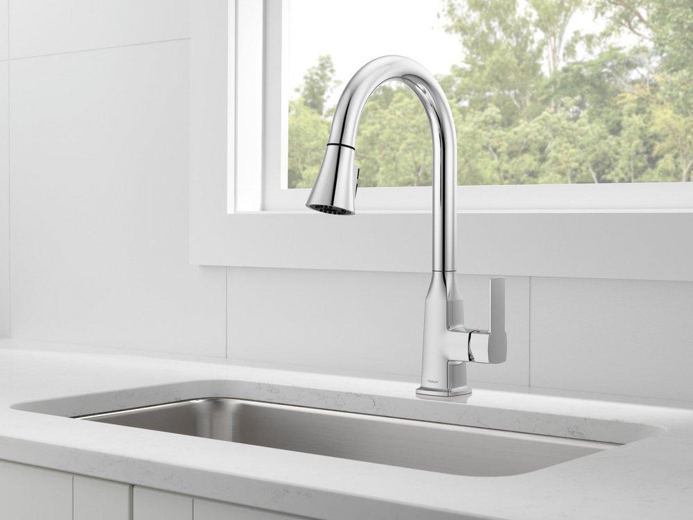 PEERLESS EZRA: SINGLE-HANDLE PULL-DOWN KITCHEN FAUCET CP 