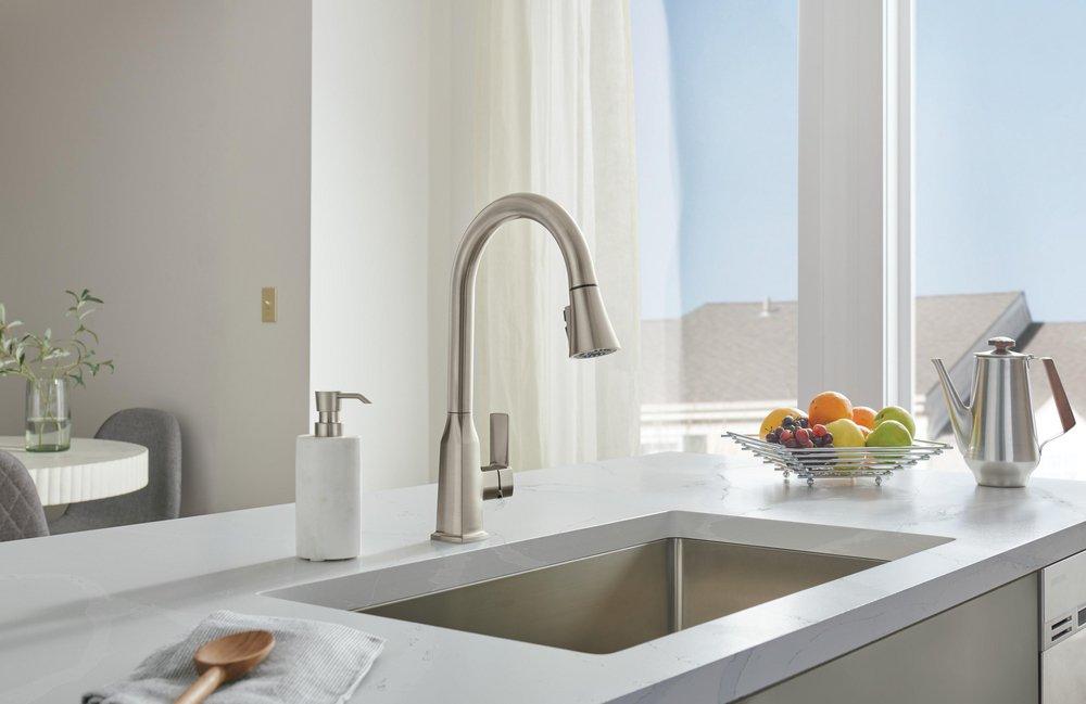 Single Handle Pull Down Kitchen Faucet in Stainless 