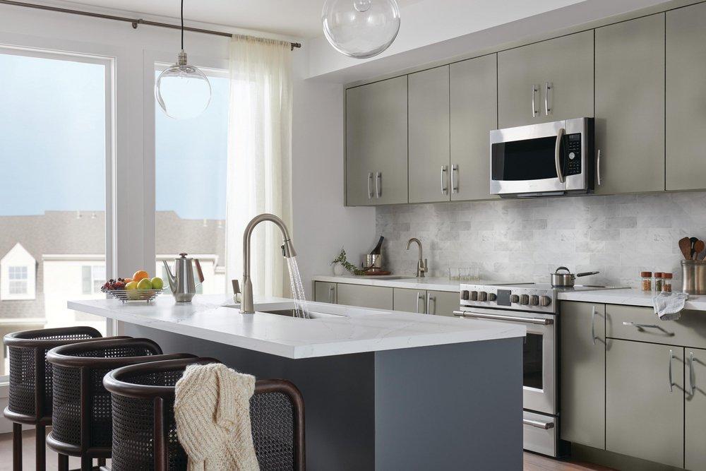 Single Handle Pull Down Kitchen Faucet in Stainless 