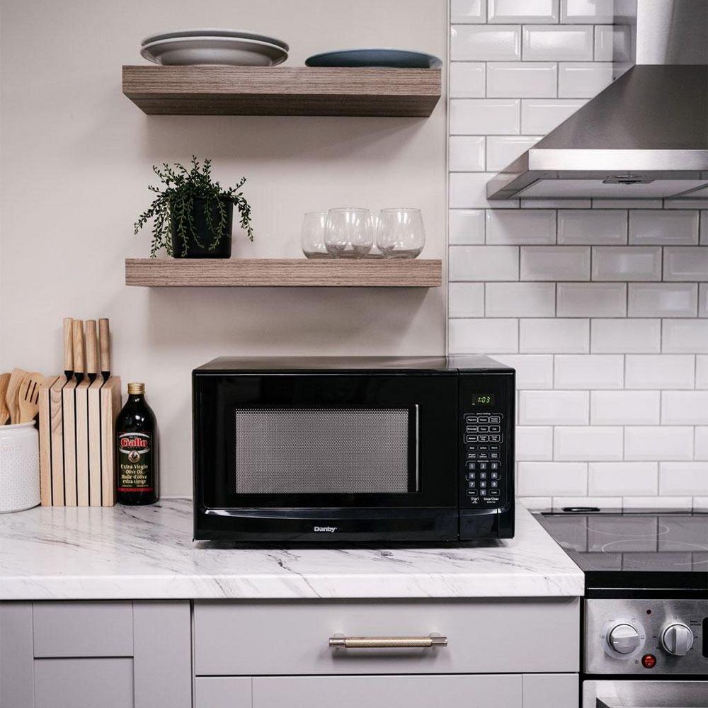 1.4 cu. ft. 1000 W Countertop Microwave in Black 