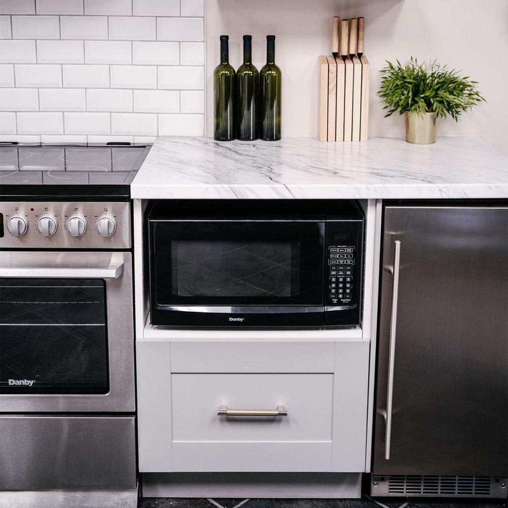 1.4 cu. ft. 1000 W Countertop Microwave in Black 