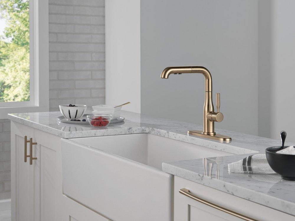 Single Handle Pull Out Kitchen Faucet in Champagne Bronze 