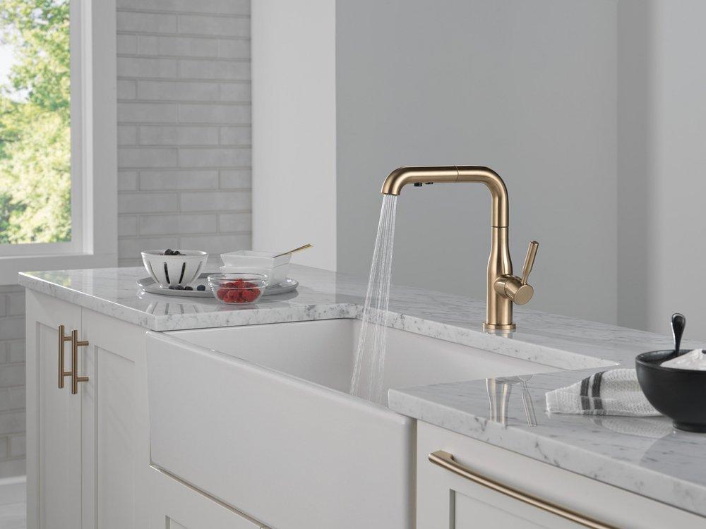 Single Handle Pull Out Kitchen Faucet in Champagne Bronze 